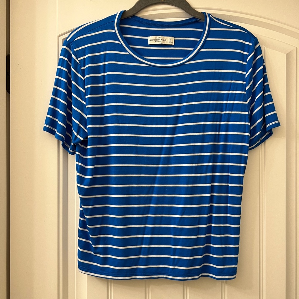 Abercrombie and Fitch Cropped Shirt, size USA S